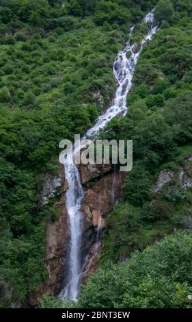 Espagne. Cascade dans les montagnes Cantabriennes Banque D'Images