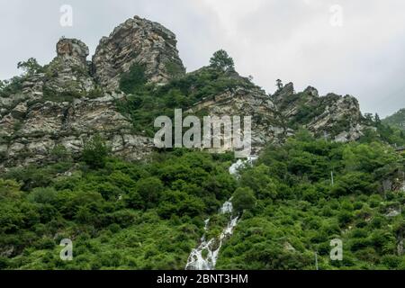 Espagne. Cascade dans les montagnes Cantabriennes Banque D'Images