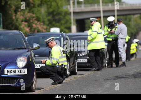 Brighton, Royaume-Uni. 16 avril 2020. La police effectue des contrôles d'arrêt de véhicule sur l'A23 au nord de Brighton, tandis que les automobilistes se rendent dans la ville et sur la côte après l'introduction de mesures pour mettre le pays hors de son isolement. Crédit : James Boardman/Alay Live News Banque D'Images