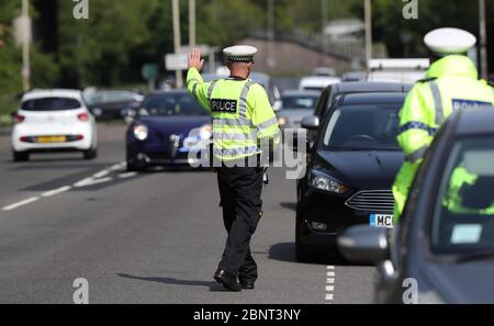 Brighton, Royaume-Uni. 16 avril 2020. La police effectue des contrôles d'arrêt de véhicule sur l'A23 au nord de Brighton, tandis que les automobilistes se rendent dans la ville et sur la côte après l'introduction de mesures pour mettre le pays hors de son isolement. Crédit : James Boardman/Alay Live News Banque D'Images