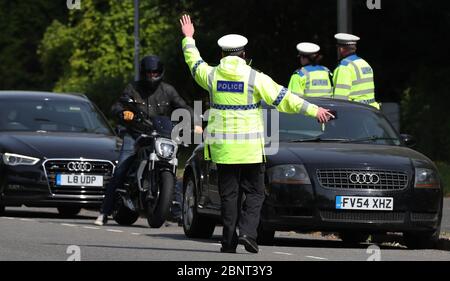 Brighton, Royaume-Uni. 16 avril 2020. La police effectue des contrôles d'arrêt de véhicule sur l'A23 au nord de Brighton, tandis que les automobilistes se rendent dans la ville et sur la côte après l'introduction de mesures pour mettre le pays hors de son isolement. Crédit : James Boardman/Alay Live News Banque D'Images