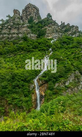 Espagne. Cascade dans les montagnes Cantabriennes Banque D'Images