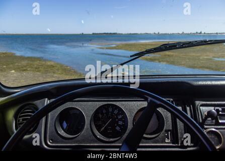 Voyage en voiture au Portugal - Camping sauvage dans un vieux campeur Banque D'Images