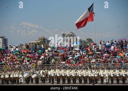 Mars passé par le Carabinero au défilé militaire annuel dans le cadre des commémorations Fiestas Patrias à Santiago, Chili. Banque D'Images