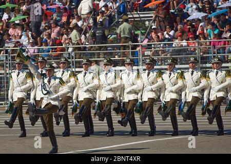 Mars passé par le Carabinero au défilé militaire annuel dans le cadre des commémorations Fiestas Patrias à Santiago, Chili. Banque D'Images