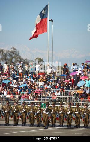 Mars passé par le Carabinero au défilé militaire annuel dans le cadre des commémorations Fiestas Patrias à Santiago, Chili. Banque D'Images