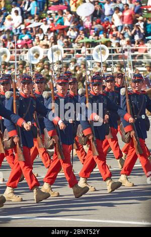 Unité historique de l'armée chilienne lors du défilé militaire annuel dans le cadre des commémorations de Fiestas Patrias à Santiago, au Chili. Banque D'Images
