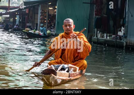 Ratchaburi, Damnoen Saduak / Thaïlande - 11 février 2020 : le moine bouddhiste sculpte le bateau dans le marché flottant de Damnoen Saduak. Le marché flottant est le plus Banque D'Images