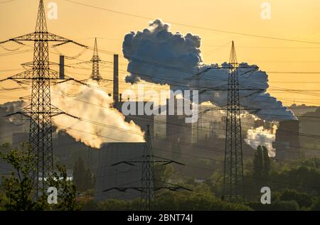 Vue sur le nord d'Essen, vers Bottrop, RWE Power AG Karnap usine de transformation des déchets en énergie, Prosper coking usine, ArcelorMittal, à Bottrop, NRW, Allemagne Banque D'Images