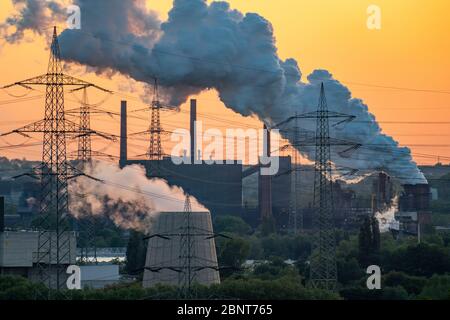 Vue sur le nord d'Essen, vers Bottrop, RWE Power AG Karnap usine de transformation des déchets en énergie, Prosper coking usine, ArcelorMittal, à Bottrop, NRW, Allemagne Banque D'Images