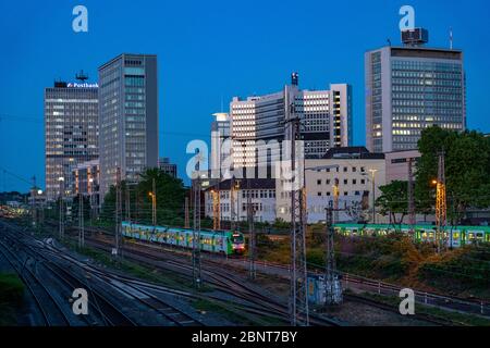 Horizon du centre ville d'Essen avec divers sièges administratifs et de sociétés de grandes entreprises telles que RWE, EVONIK, Postbank, Essen, NRW, allemand Banque D'Images