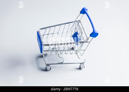 Chariot de chariot Mini Shopping sur surface blanche Banque D'Images