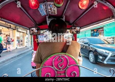 Centre-ville, Bangkok / Thaïlande - 12 février 2020 : Nom de ce véhicule Tuk Tuk ou Tuktuk, les véhicules ont trois roues Banque D'Images