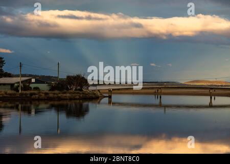 HOBART, TASMANIE - 11 mai 2020 : coucher de soleil avec rayons de soleil intenses et faisceaux de lumière sur la rivière Browns et Kingston Beach en Tasmanie, en Australie Banque D'Images