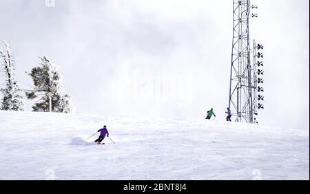 Ski sur toute la longueur sur neige poudreuse fraîche. Homme skieur descendant sur une pente ensoleillée des Alpes Banque D'Images