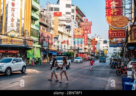 Yaowarat, Bangkok / Thaïlande - 11 février 2020 : embouteillage sur la route de Yaowarat, les touristes sont connus sous le nom de China Town ou Chinatown, photo de jour Banque D'Images