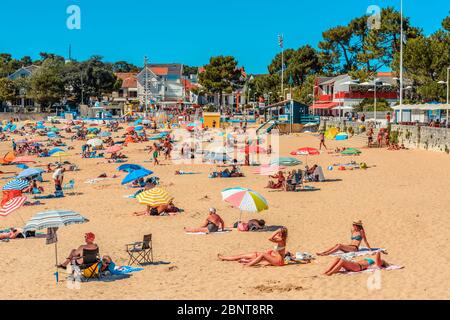 Saint-Palais-sur-Mer, France : les gens se prélassent du soleil sur une plage bondée au coeur de cette station balnéaire populaire sur la côte atlantique française. Banque D'Images