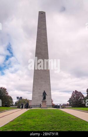 Le Bunker Hill Memorial dans la section charlestown de Boston Massachusetts, lors d'une journée ensoleillée en automne. Banque D'Images