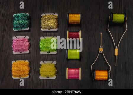plusieurs bobines de fil de différents types et couleurs pour lier des mouches. hobby concept Banque D'Images