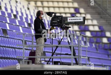 Aue, Allemagne. 16 mai 2020. Football: 2ème Bundesliga, FC Erzgebirge Aue - SV Sandhausen, 26ème jour de match, au Sparkassen-Erzgebirgsstadion. Un caméraman avec masque. NOTE IMPORTANTE: Selon les règlements de la DFL Deutsche Fußball Liga et/ou de la DFB Deutscher Fußball-Bund, il est interdit d'utiliser ou d'avoir utilisé dans le stade et/ou du jeu pris des photos sous forme de séquences et/ou de séries de photos de type vidéo. Credit: Robert Michael/dpa-Zentralbild - Pool/dpa/Alay Live News Banque D'Images