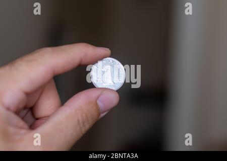 Les personnes tiennent un reminbi (RMB) ou Yuan, la monnaie de la Chine - sur un fond marron. Change. Banque D'Images