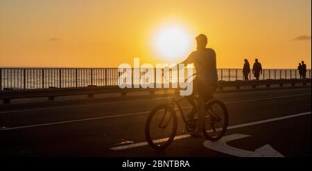 Carlsbad, États-Unis. 15 mai 2020. San Diegans, y compris un cycliste, profitez de la plage d'État de South Carlsbad à Carlsbad. D'autres plages et petites entreprises publiques ont rouvert leurs portes à San Diego, en Californie, le 15 mai 2020. (Photo de Rishi Deka/Sipa USA) crédit: SIPA USA/Alay Live News Banque D'Images