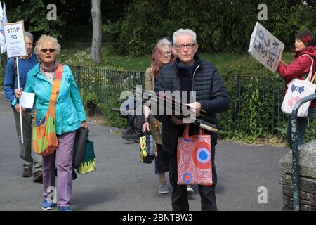 Pilton Park, Pilton, Barnstaple, North Devon, 16 mai 2020: Un petit groupe d'anti-Lockdown, anti 5G, des manifestants rassemblés dans Pilton Park à Barnstalla avec des bannières et des placards, la police locale les a déplacés après environ vingt minutes. Crédit : Natasha Quarmby/Alay Live News Banque D'Images