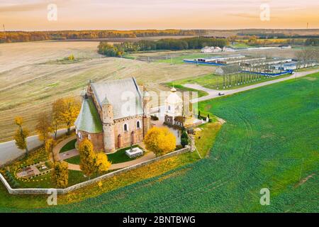 Synkavichy Zelva, District, Province de Hrodna, en Biélorussie. Aerial Vue d'église de Saint Michel Archange. Église orthodoxe de l'Est. Goth biélorusse Banque D'Images
