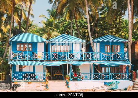 Canacona, Goa, Inde - 16 février 2020 : célèbres maisons d'hôtes peintes sur la plage de Palolem contre le fond de grands palmiers en Sunny Day. Banque D'Images