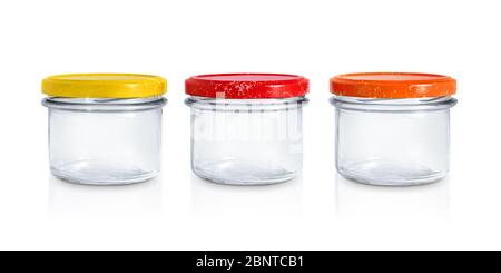 vider les pots en verre colorés isolés sur un fond blanc Banque D'Images