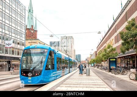 Stockholm/Suède - 8 août 2019 : à bord d'un tramway bleu de style nouveau, à l'arrêt avec des personnes à la gare T-Centrale Banque D'Images