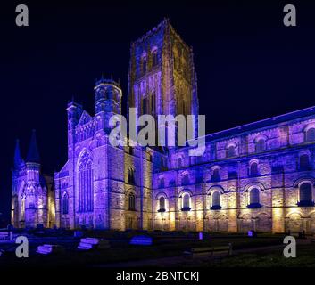 La cathédrale de Durham a illuminé le 15 mai 2020 en bleu la nuit pour célébrer le NHS Covid19 Key Workers, Durham City, comté de Durham, Angleterre, Royaume-Uni Banque D'Images