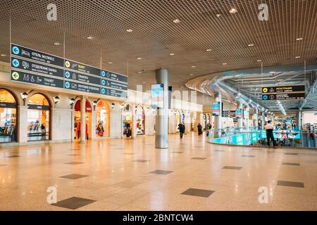 Moscou, Russie - 22 février 2020 : personnes marchant près de la façade dans la salle d'attente vue de l'aéroport Domodedovo Banque D'Images