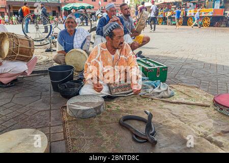 Charmeur de serpent dans le marché Jemaa El f'na de Marrakech médina. Il reste la place principale de Marrakech maroc Banque D'Images