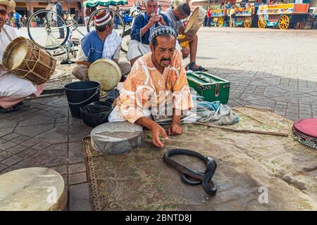 Charmeur de serpent dans le marché Jemaa El f'na de Marrakech médina. Il reste la place principale de Marrakech maroc Banque D'Images