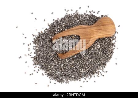 Graines de Chia en pelle en bois isolée sur fond blanc avec chemin de coupure et pleine profondeur de champ. Vue de dessus. Pose à plat Banque D'Images