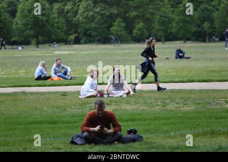 Les gens s'exerçant et se détendant à Hyde Park à Londres après l'introduction de mesures pour sortir le pays de l'isolement. Banque D'Images