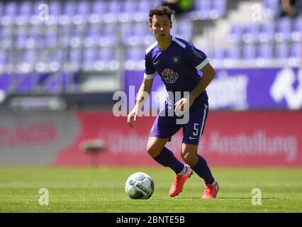 Aue, Allemagne. 16 mai 2020. Football: 2ème Bundesliga, FC Erzgebirge Aue - SV Sandhausen, 26ème jour de match, au Sparkassen-Erzgebirgsstadion. Aues Clemens Fandrich sur le ballon. AVIS IMPORTANT: Conformément aux règlements de la DFL Deutsche Fußball Liga et de la DFB Deutscher Fußball-Bund, il est interdit d'exploiter ou d'exploiter dans le stade et/ou à partir du jeu pris des photos sous forme d'images de séquence et/ou de séries de photos de type vidéo. Credit: Robert Michael/dpa-Zentralbild - Pool/dpa/Alay Live News Banque D'Images