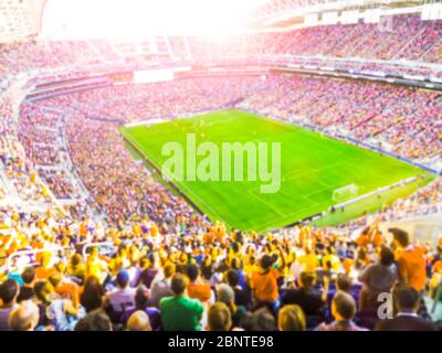 Foot- football fans acclamer leur équipe et célébrer objectif en stade avec plein air libre avec un éclairage lumineux -Faisceau floue. Banque D'Images