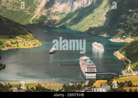 Geiranger, Geirangerfjord, Norvège - le 18 juin 2019 : Sites Ferry navire au mouillage près de Geiranger. Monument norvégien célèbre et populaire destin Banque D'Images