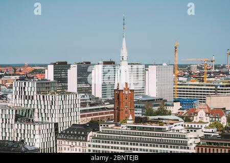 Stockholm, Suède - 30 juin 2019 : De Saint Clara ou Saint Klara Eglise en été ensoleillé Paysage urbain moderne d'horizon. Banque D'Images