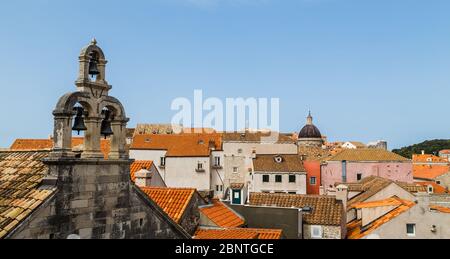 Jolis toits de Dubrovnik vus en marchant sur les murs de la ville historique en mai 2017. Banque D'Images