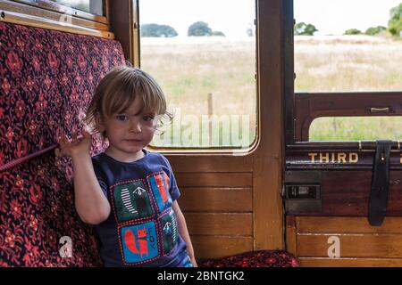 Petit garçon (2/3 ans) qui profite de son trajet sur le chemin de fer à vapeur de l'île de Wight, île de Wight, Royaume-Uni. MODÈLE LIBÉRÉ Banque D'Images