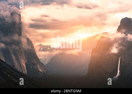 parc national de yosemite au coucher du soleil, parc national de yosemite, ca, états-unis. Banque D'Images