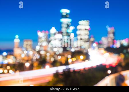 Seattle City scape avec feu de circulation de l'autoroute de nuit,Washington,USA. -Blured. Banque D'Images