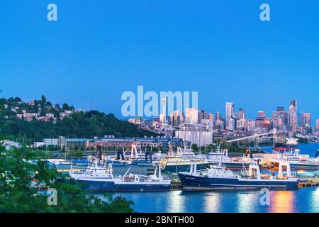 Vue sur la ville de seattle avec quai et silo la nuit, Washington, usa. Banque D'Images