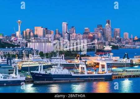 Vue sur la ville de seattle avec quai et silo la nuit, Washington, usa. Banque D'Images