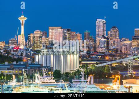 Vue sur la ville de seattle avec quai et silo la nuit, Washington, usa. Banque D'Images