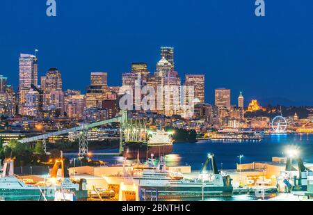 Vue sur la ville de seattle avec quai et silo la nuit, Washington, usa. Banque D'Images