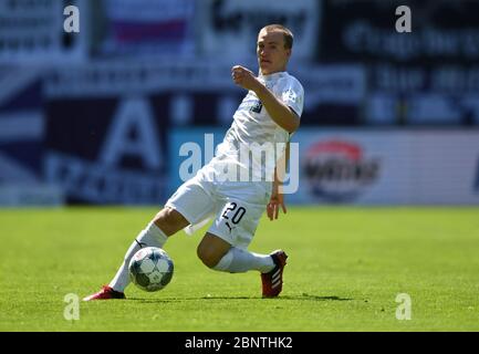 Aue, Allemagne. 16 mai 2020. Football: 2ème Bundesliga, FC Erzgebirge Aue - SV Sandhausen, 26ème jour de match, au Sparkassen-Erzgebirgsstadion. Emanuel Taffertshofer de Sandhausen sur le ballon. NOTE IMPORTANTE: Conformément aux règlements de la DFL Deutsche Fußball Liga et de la DFB Deutscher Fußball-Bund, il est interdit d'exploiter ou d'exploiter dans le stade et/ou à partir du jeu pris des photos sous forme d'images de séquence et/ou de séries de photos de type vidéo. Credit: Robert Michael/dpa-Zentralbild - Pool/dpa/Alay Live News Banque D'Images